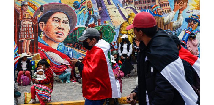 Manifestantes realizan una protesta contra el gobierno de la presidenta peruana Dina Boluarte y para exigir su renuncia, en Juliaca, sur de Perú.
