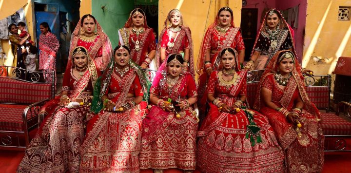 Novias de la comunidad Chhara de la India posan antes de participar en una ceremonia de matrimonio masiva en las afueras de Ahmedabad.