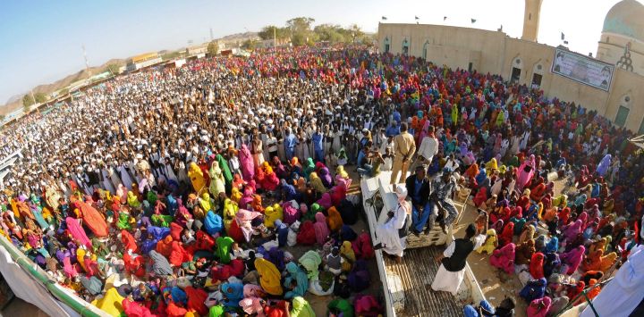 Sudaneses asisten a la celebración anual de al-Sharifa Mariam al-Mirghani, una influyente figura sufí conocida como la "Madre de los Pobres" dentro de la comunidad Beja del este de Sudán, en Sinkat.