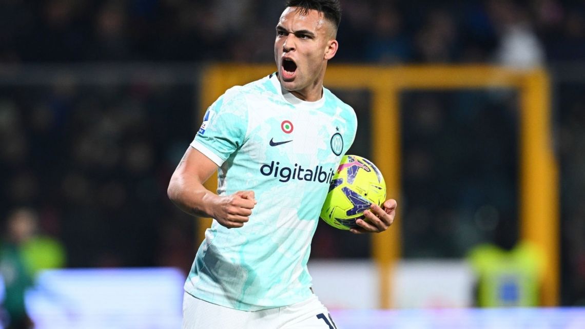 Lautaro Martínez continues to kiss the net after scoring in the clash against Cremonense