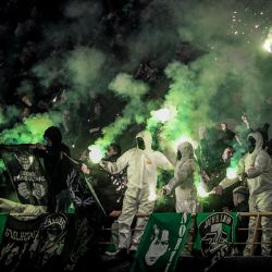 Seguidores del Sporting encienden bengalas durante el partido de fútbol de la final de la Copa de la Liga portuguesa entre el Sporting CP y el FC Porto en el estadio Dr. Magalhaes Pessoa de Leiria. | Foto:PATRICIA DE MELO MOREIRA / AFP