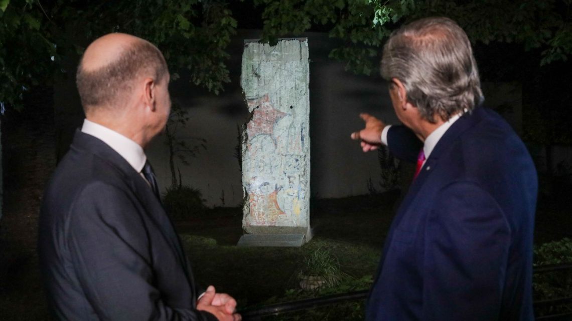 German Chancellor Olaf Scholz and President Alberto Fernández look at a fragment of the Berlin Wall, donated by the German Government, at the Palacio San Martín in Buenos Aires, on January 28, 2023.
