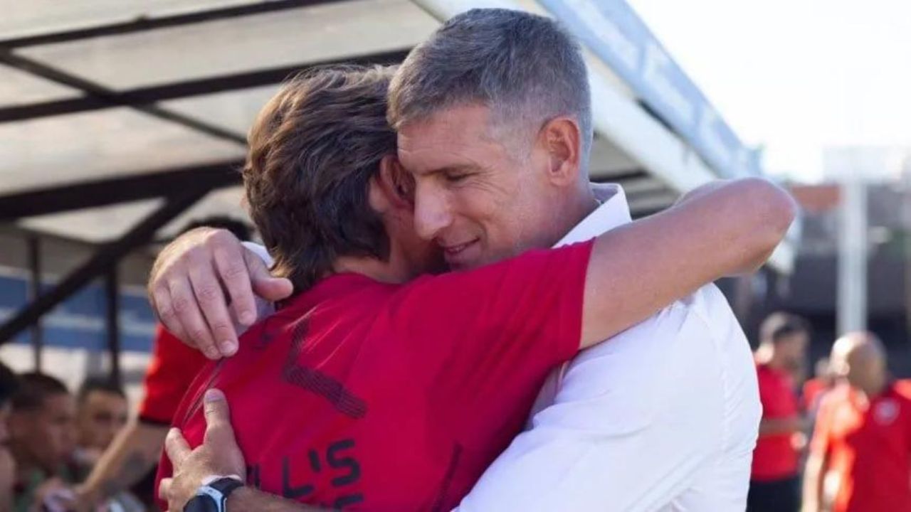 Momo Benavides y Martín Palermo, juntos en la presentación de las camisetas  de Platense