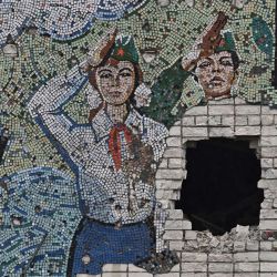 Esta fotografía muestra un mosaico de la época soviética en la pared de una escuela destruida en el pueblo de Oleksandrivka, en la región de Kherson, en medio de la invasión militar rusa sobre Ucrania. | Foto:GENYA SAVILOV / AFP