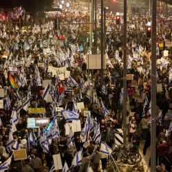 Israelíes marchan en Tel Aviv durante una protesta contra los controvertidos planes del gobierno de dar a los legisladores más control sobre el sistema judicial. | Foto:JACK GUEZ / AFP