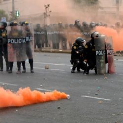 La policía antidisturbios se enfrenta a manifestantes durante una protesta contra el gobierno de la presidenta peruana Dina Boluarte en Lima, Perú. | Foto:LUCAS AGUAYO / AFP
