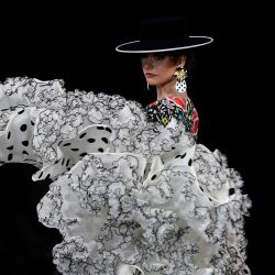 Una modelo presenta una creación de Con T D'Touche durante el Simof 2023 (Salón Internacional de la Moda Flamenca) en Sevilla. | Foto:CRISTINA QUICLER / AFP