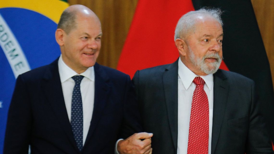 Brazilian President Luiz Inácio Lula da Silva (right) and German Chancellor Olaf Scholz (L) gesture during a press conference at the Planalto Palace in Brasilia, January 30, 2023.