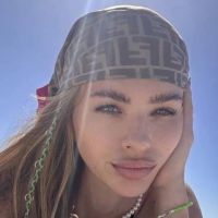 La China Suárez lució un pañuelo Fendi y marca tendencia