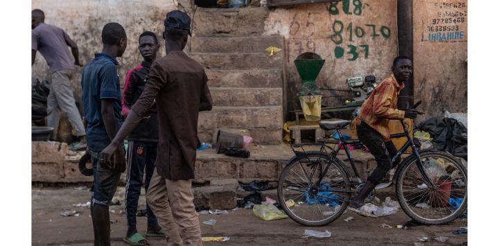 En la foto se ven niños en un mercado de Niamey, Níger.