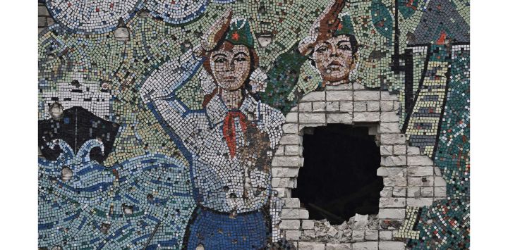 Esta fotografía muestra un mosaico de la época soviética en la pared de una escuela destruida en el pueblo de Oleksandrivka, en la región de Kherson, en medio de la invasión militar rusa sobre Ucrania.