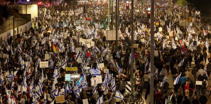 Israelíes marchan en Tel Aviv durante una protesta contra los controvertidos planes del gobierno de dar a los legisladores más control sobre el sistema judicial.