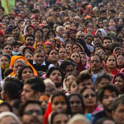 Devotos hindúes escuchan un discurso religioso en el Sangam, la confluencia de los ríos Ganges y Yamuna y el mítico Saraswati, durante el festival anual Magh Mela en Prayagraj, India. | Foto:SANJAY KANOJIA / AFP