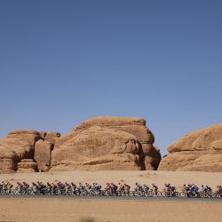 El pelotón circula durante la segunda etapa del Saudi Tour 2023, de Winter Park a Shalal Sijlyat Rocks. | Foto:THOMAS SAMSON / AFP
