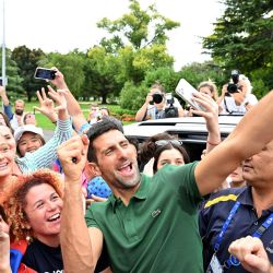 El serbio Novak Djokovic se hace selfies con sus seguidores a las puertas de la Casa de Gobierno en Melbourne, tras ganar la final individual masculina del Abierto de Australia de tenis contra el griego Stefanos Tsitsipas. | Foto:SAEED KHAN / AFP