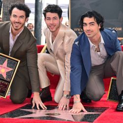 Kevin Jonas, Nick Jonas y Joe Jonas, de la banda estadounidense Jonas Brothers, posan para las fotos con su recién descubierta estrella del Paseo de la Fama de Hollywood en Hollywood, California. | Foto:Frederic J. Brown / AFP