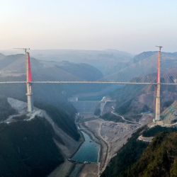 Vista aérea del puente Longlihe, en el distrito de Longli, en la provincia de Guizhou, en el suroeste de China. El puente de 1.260 metros de longitud está en construcción. | Foto:Xinhua/Yang Wenbin