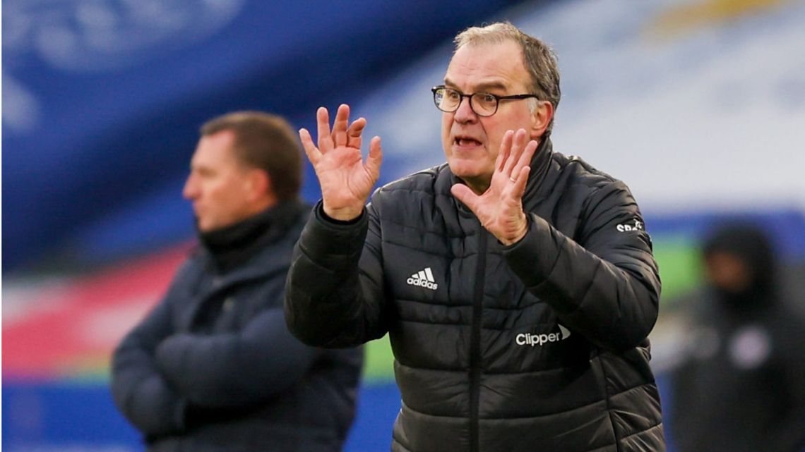 Marcelo Bielsa negotiates his arrival to a National Team that played the last World Cup