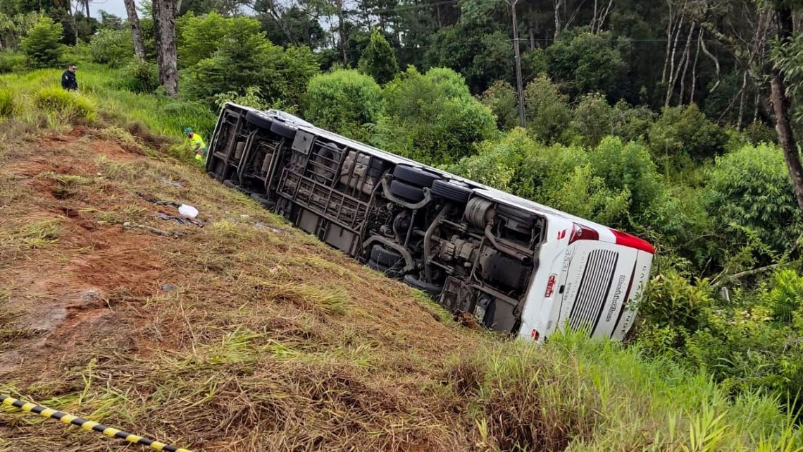 Handout photo released by Brazil's Federal Highway Police (PRF) showing a bus that fell on the sideway of the BR-227 highway killing seven people -including an Argentine three-year old child- and leaving 22 injured, near the city of Fernandes Pinheiro, Parana state, Brazil, on January 31, 2023. 