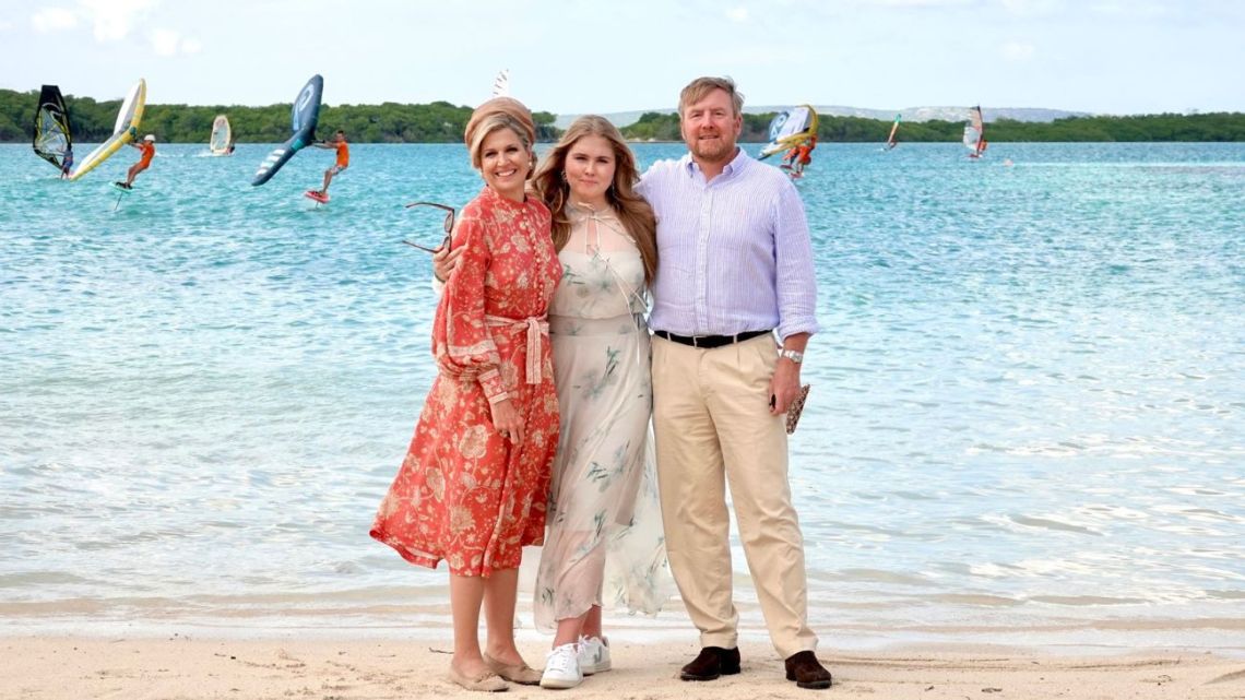 Photo gallery: style, color and dance on the trip of the kings of the Netherlands and their daughter to the Caribbean Photo gallery: style, color and dance on the trip of the kings of the Netherlands and their daughter to the Caribbean