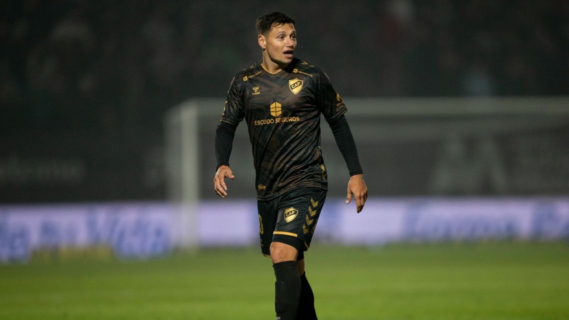 Confirmed: Mauro Zarate will return to European football