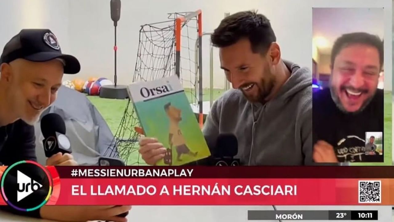 Lionel Messi recibiendo el ejemplar de Orsai, junto a Andy Kusnetzoff y Hernán Casciari. | Foto:CEDOC