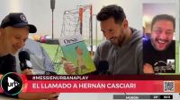 Lionel Messi recibiendo el ejemplar de Orsai, junto a Andy Kusnetzoff y Hernán Casciari