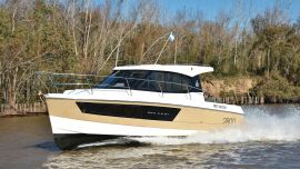 En planeo a 32 nudos posee una sustentación de casco muy buena con poca formación de olas y bajo consumo.