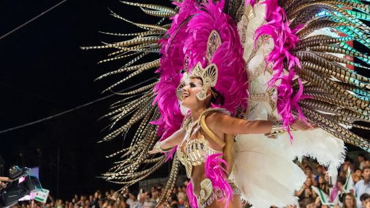 Con calor, pasión y color, el Carnaval de Concordia "viste de fiesta" a la ciudad cada sábado