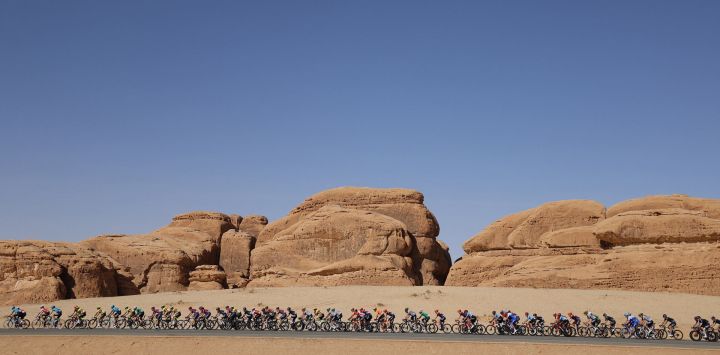 El pelotón circula durante la segunda etapa del Saudi Tour 2023, de Winter Park a Shalal Sijlyat Rocks.