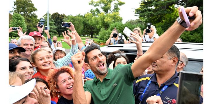 El serbio Novak Djokovic se hace selfies con sus seguidores a las puertas de la Casa de Gobierno en Melbourne, tras ganar la final individual masculina del Abierto de Australia de tenis contra el griego Stefanos Tsitsipas.