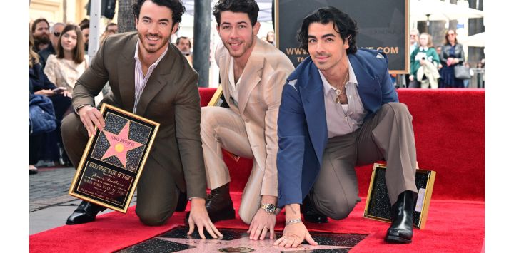 Kevin Jonas, Nick Jonas y Joe Jonas, de la banda estadounidense Jonas Brothers, posan para las fotos con su recién descubierta estrella del Paseo de la Fama de Hollywood en Hollywood, California.