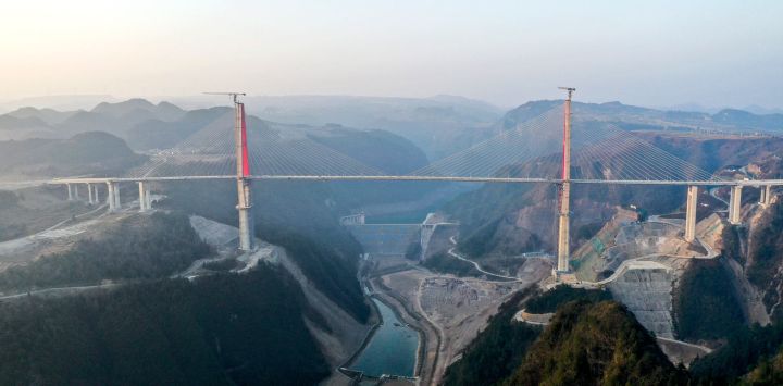 Vista aérea del puente Longlihe, en el distrito de Longli, en la provincia de Guizhou, en el suroeste de China. El puente de 1.260 metros de longitud está en construcción.