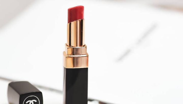 Labial rojo: Un símbolo de poder femenino