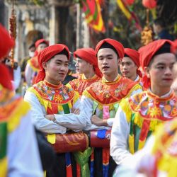 Artistas se preparan para participar en el tradicional festival de la aldea de Trieu Khuc, en Hanoi, Vietnam. | Foto:NHAC NGUYEN / AFP