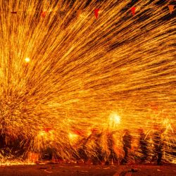 Imagen de artistas folclóricos interpretando "flores de hierro", un espectáculo en el que se lanza hierro fundido para crear fuegos artificiales, en celebración del próximo Festival de las Linternas, en el municipio de Goujiang del distrito de Bozhou, en el suroeste de China. | Foto:Xinhua/Luo Xinghan