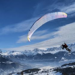 Un parapentista vuela por una ladera en Cordon, en los Alpes franceses. | Foto:OLIVIER CHASSIGNOLE / AFP