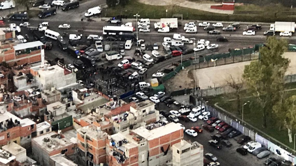 A file photo showing the 2017 deployment of more than 2,000 police officers and members of the security forces at the entrance to Villa 1-11-14 in Bajo Flores, Buenos Aires. 