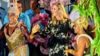 La reina de Holanda baila en Aruba con todo la alegría del Caribe.
