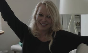 Cómo es "A love Story", el documental donde Pamela Anderson reflexiona sobre el video íntimo que arruinó su carrera