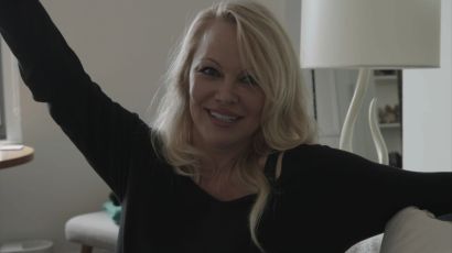 Cómo es "A love Story", el documental donde Pamela Anderson reflexiona sobre el video íntimo que arruinó su carrera