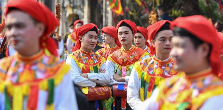 Artistas se preparan para participar en el tradicional festival de la aldea de Trieu Khuc, en Hanoi, Vietnam.