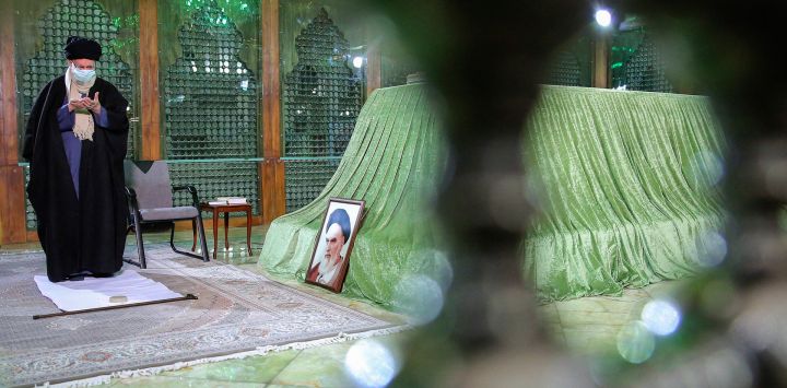 Esta foto de distribución facilitada por la oficina del líder supremo iraní, el ayatolá Ali Jamenei, le muestra rezando junto a la tumba del difunto fundador de la República Islámica, el ayatolá Ruhollah Jomeini, en su mausoleo en el sur de Teherán, con motivo del 44º aniversario del regreso de Jomeini de su exilio de París.