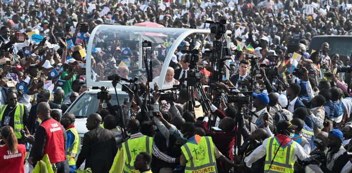 El Papa Francisco llega en papamóvil para la misa en el aeropuerto de N'Dolo en Kinshasa, República Democrática del Congo.