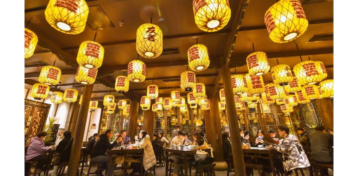 Esta foto muestra a la gente comiendo en un restaurante en Nanjing, en la provincia oriental china de Jiangsu.