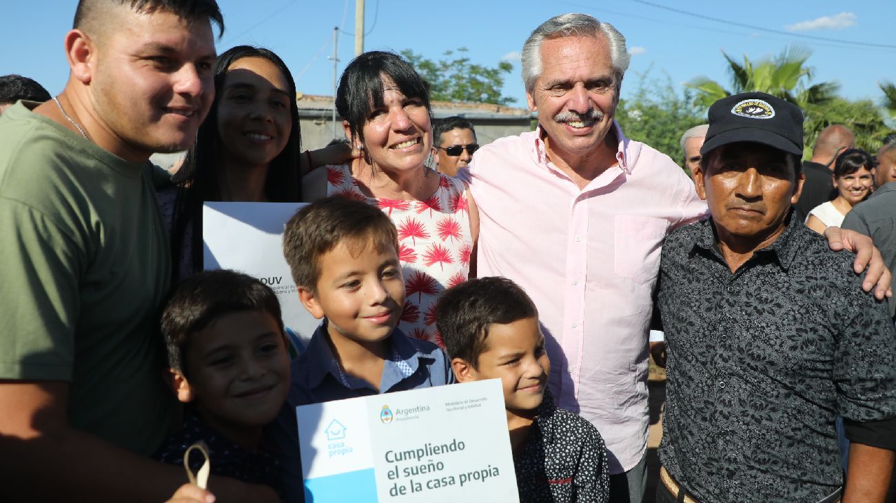 El presidente Alberto Fernández encabezó en la localidad de Fuerte Esperanza la inauguración de un Centro de Desarrollo Infantil (CDI), la entrega de 20 viviendas y recorrió las obras del acueducto El Impenetrable.