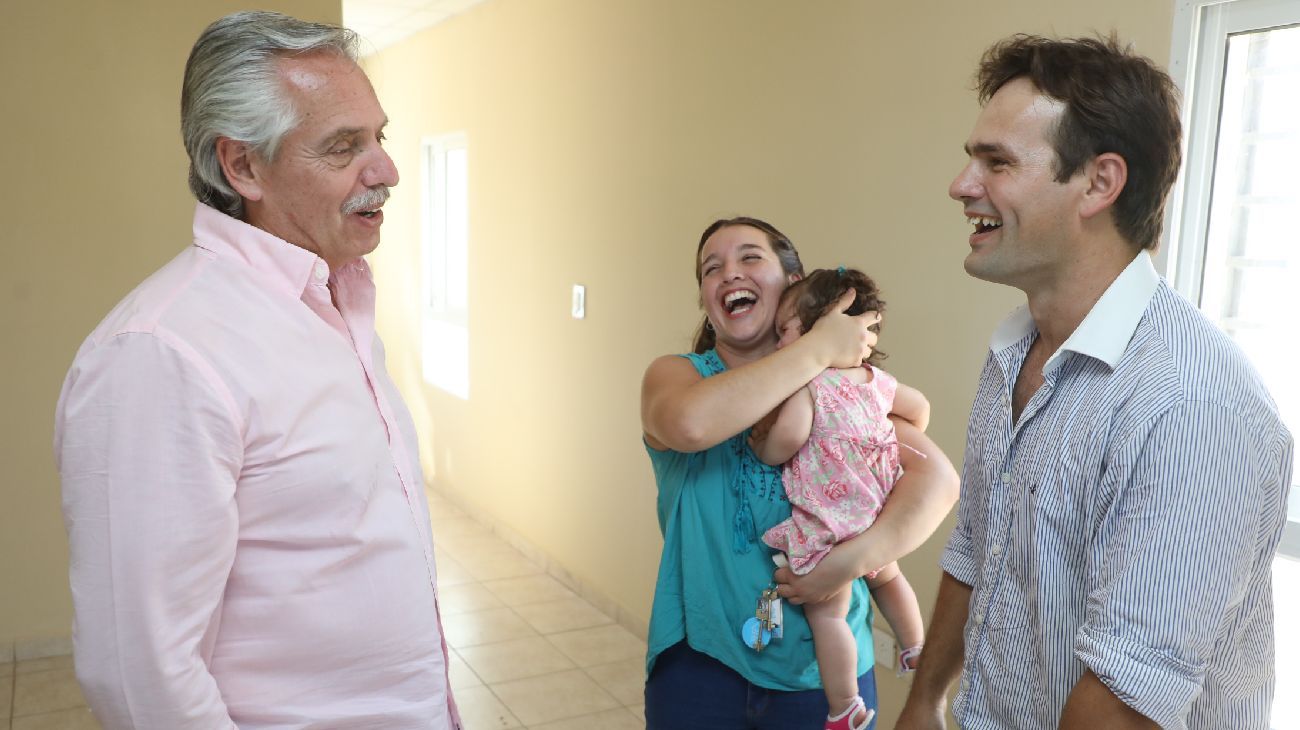 El presidente Alberto Fernández encabezó en la localidad de Fuerte Esperanza la inauguración de un Centro de Desarrollo Infantil (CDI), la entrega de 20 viviendas y recorrió las obras del acueducto El Impenetrable.