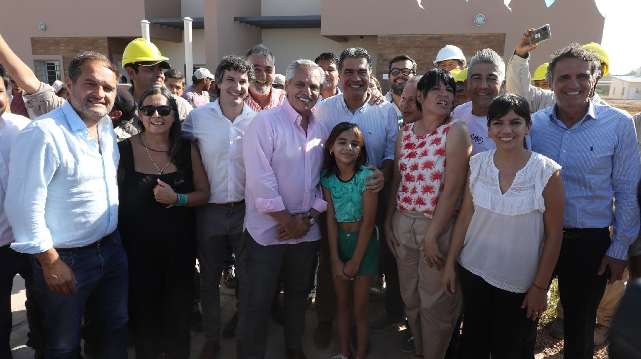 El presidente Alberto Fernández encabezó en la localidad de Fuerte Esperanza la inauguración de un Centro de Desarrollo Infantil (CDI), la entrega de 20 viviendas y recorrió las obras del acueducto El Impenetrable.