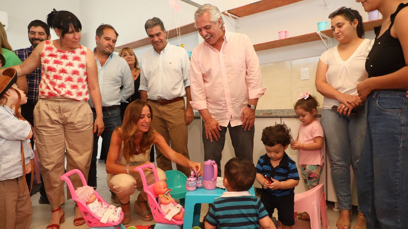 El presidente Alberto Fernández encabezó en la localidad de Fuerte Esperanza la inauguración de un Centro de Desarrollo Infantil (CDI), la entrega de 20 viviendas y recorrió las obras del acueducto El Impenetrable.