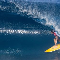 El surfista australiano Liam O'Brien monta una ola durante el primer día del Billabong Pipeline Pro en Banzai Pipeline, en la costa norte de Oahu, Hawái. | Foto:Brian Bielmann / AFP